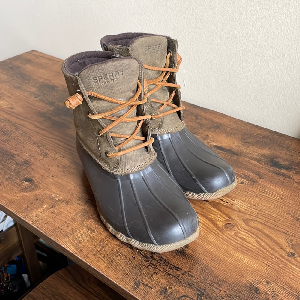 Size 8 Sperry Fleece-Lined Duck Boots